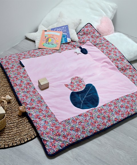 tapis carré motif imprimé rose et bleu marine